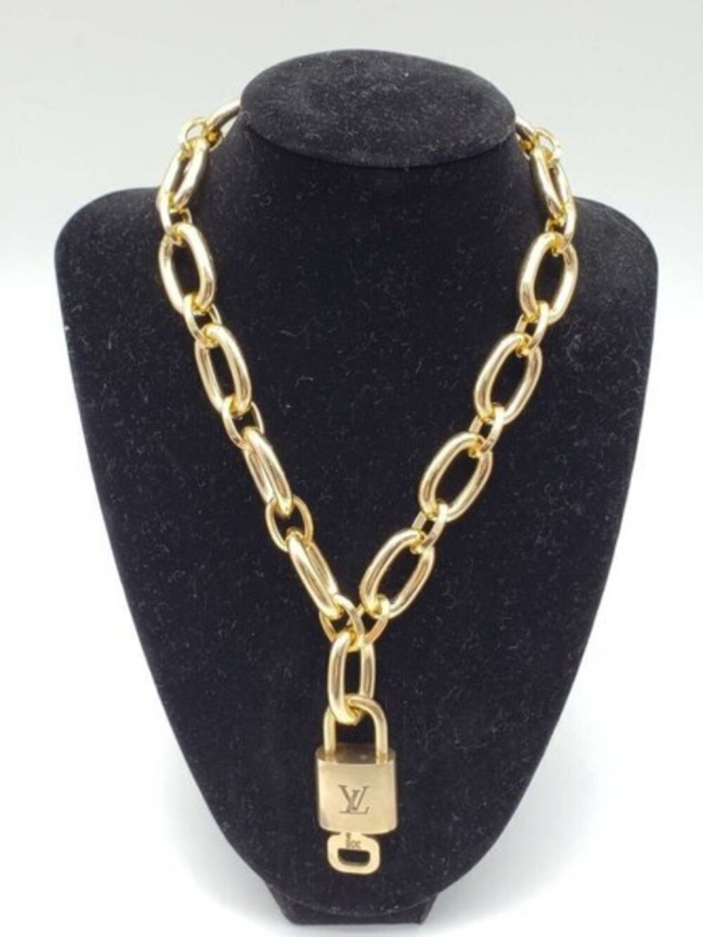 Gold-Plated Necklace with Authentic Louis Vuitton Padlock - Picture 2 of 15